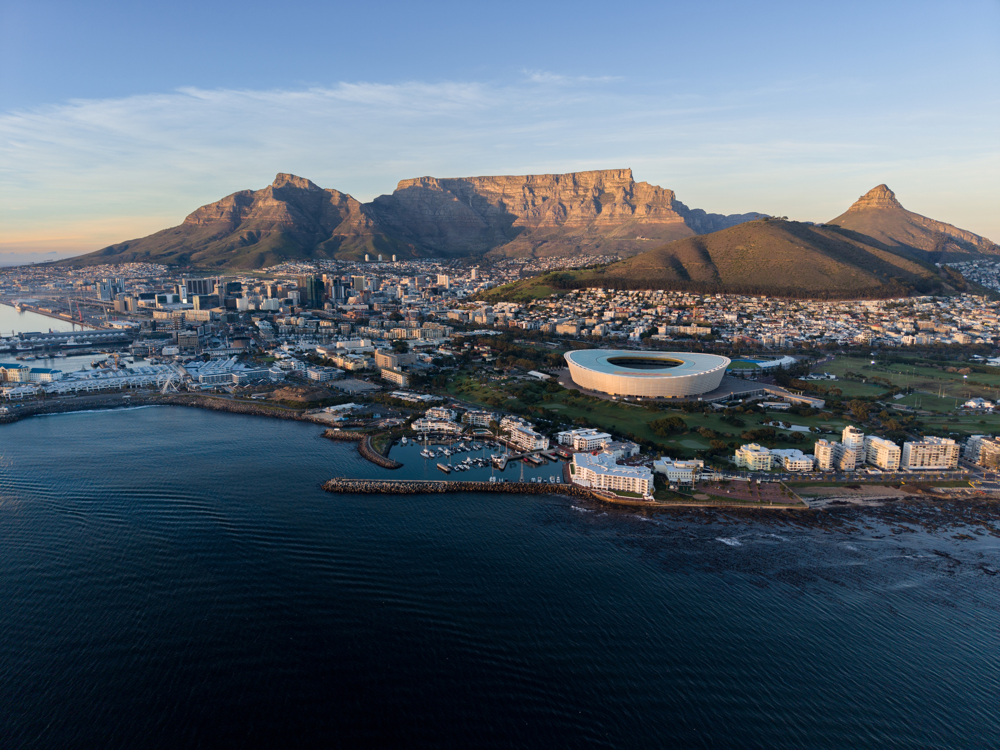 Luftaufnahme von Kapstadt mit dem Tafelberg im Hintergrund