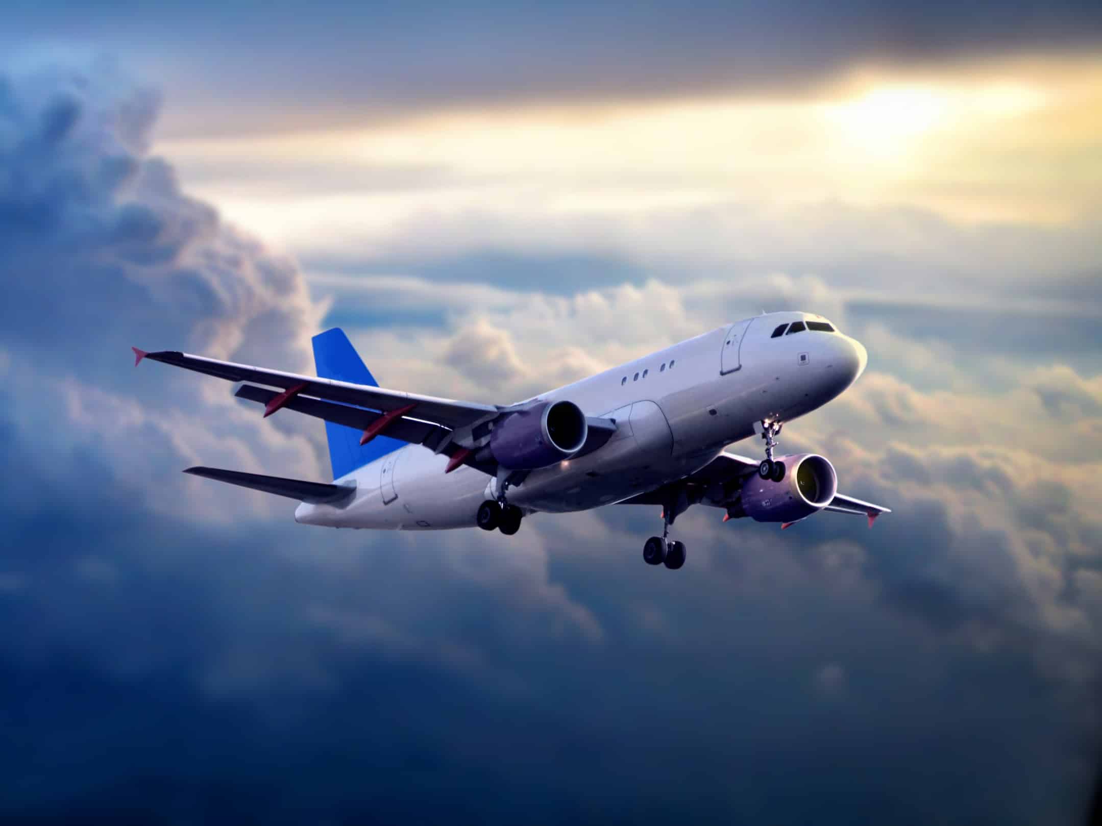 Blick aus einem Passagierflugzeug während eines Langstreckenflugs