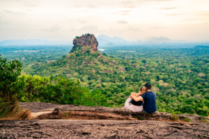 Paar in Sigiriya, Blick auf die Felsen.