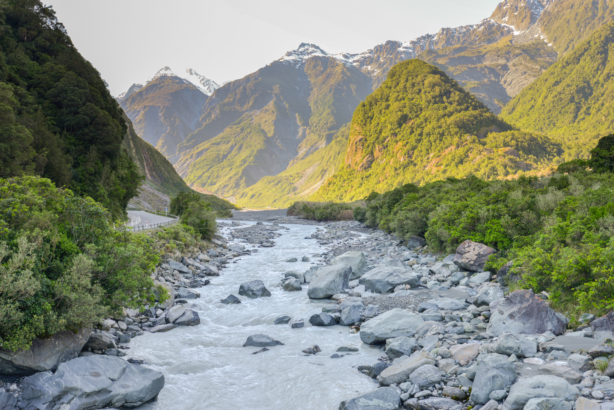 Fluss, Berglandschaft und Straße in Southland Neuseeland