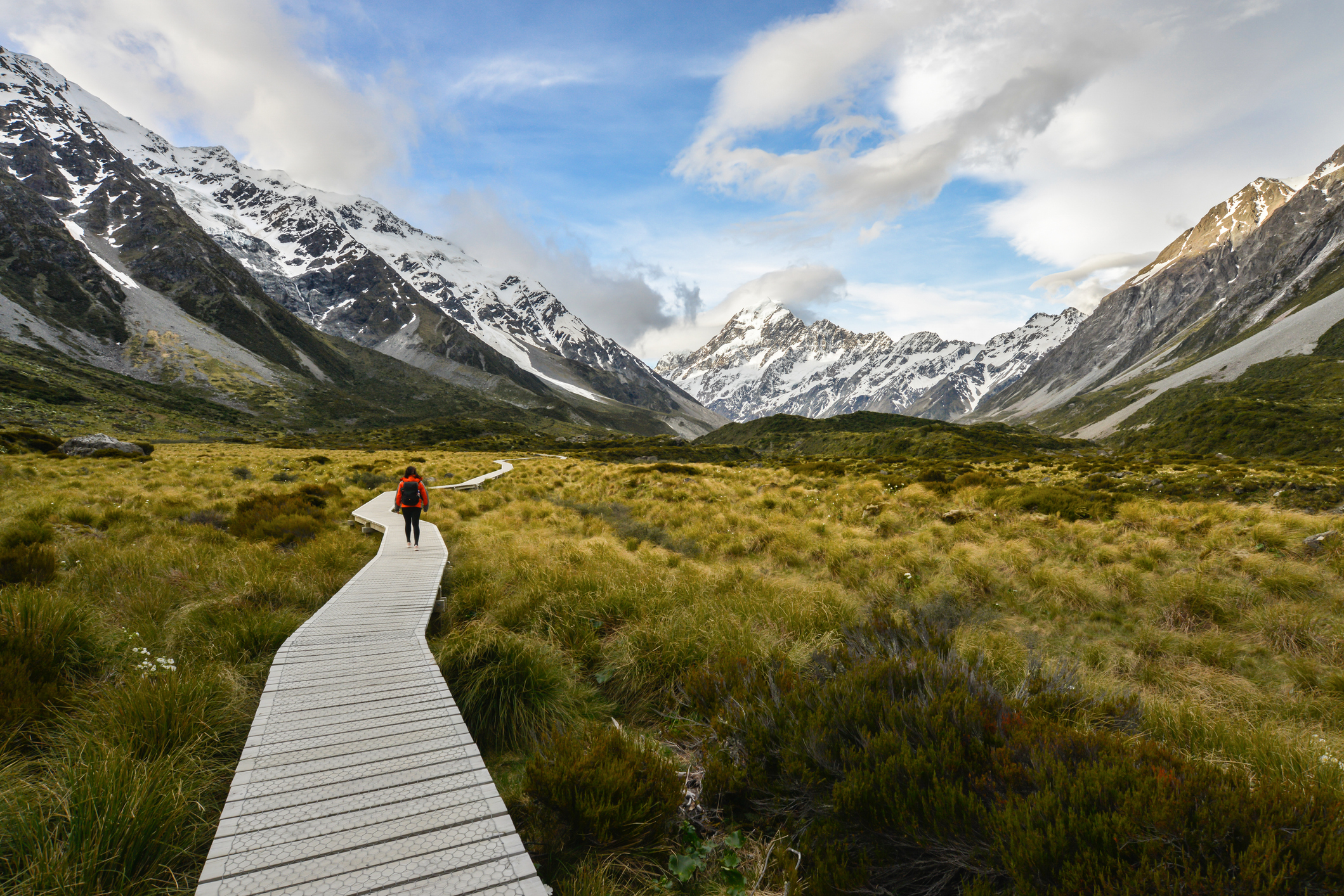 Wanderin auf einem Bergweg vor dem Mount Cook in Neuseeland
