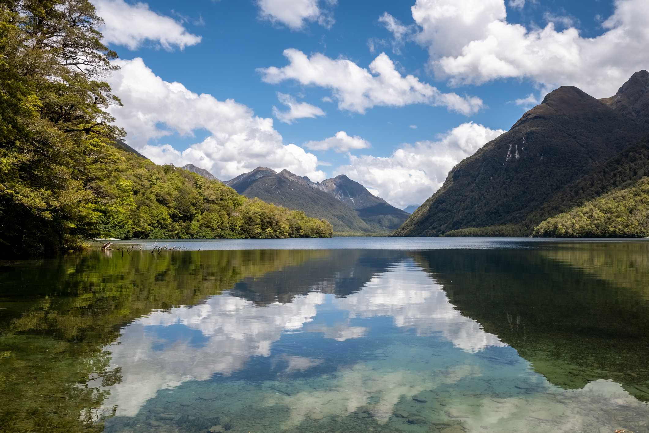 Lake Gunn mit Bergen und spiegelndem Wasser in Neuseeland