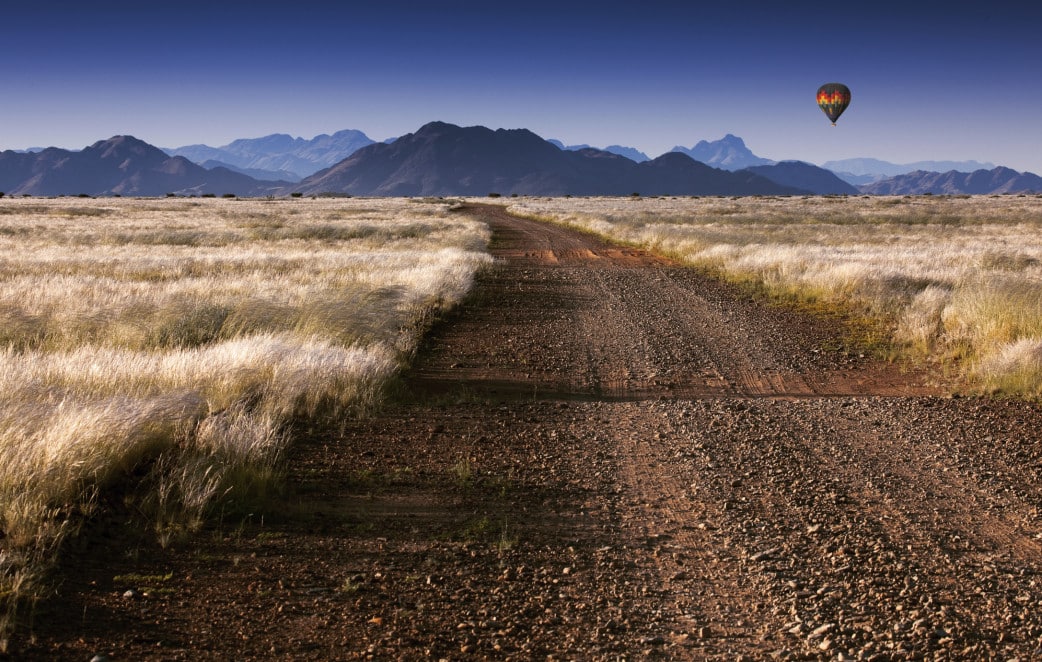Heißluftballon am Morgen über Namibia