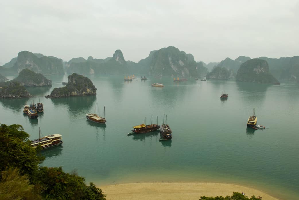 Boote zwischen den Karstinseln der Ha-Long-Bucht in Vietnam