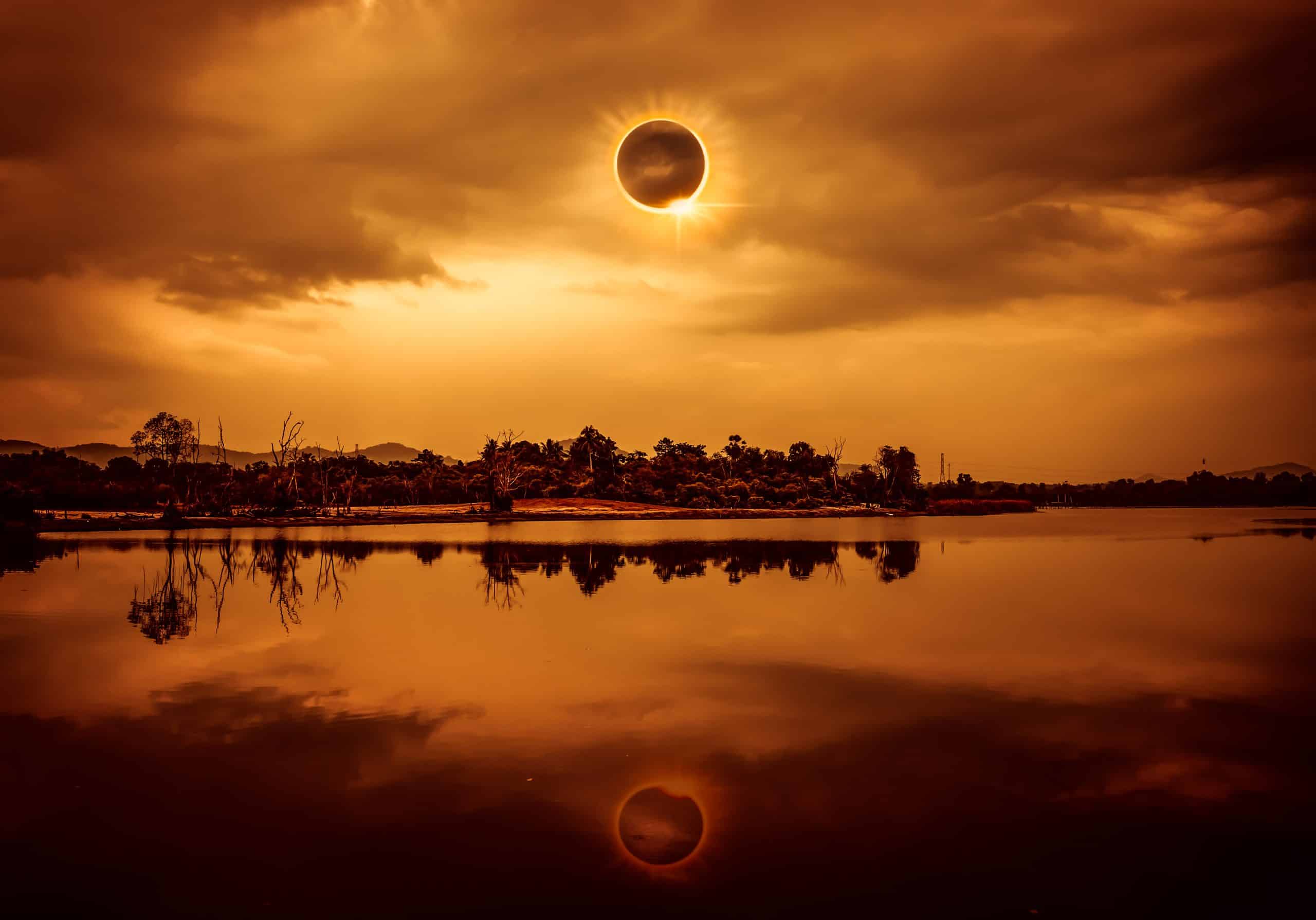 Totale Sonnenfinsternis über einer Landschaft
