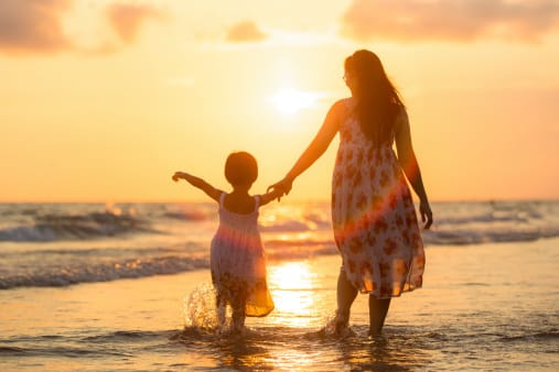 Familie mit Kindern auf einer Asienreise