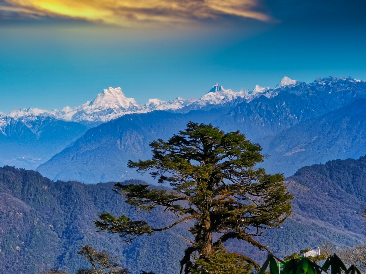 Himalaya-Berglandschaft in Bhutan bei klarer Sicht