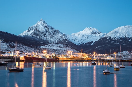 Hafen von Ushuaia vor schneebedeckten Bergen in Argentinien