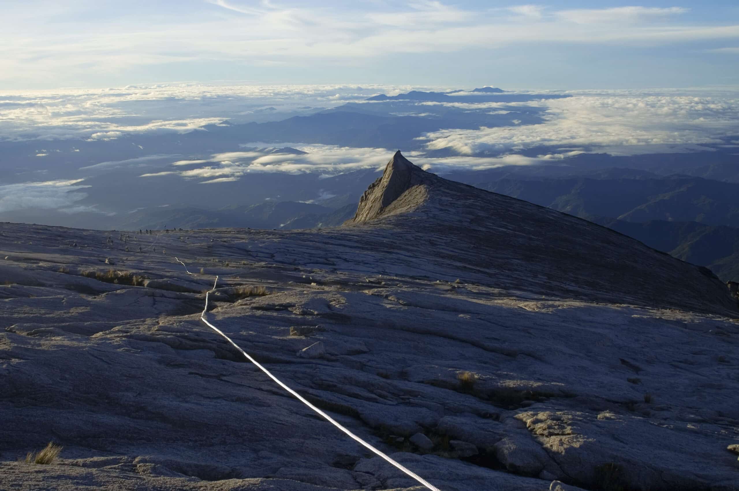 Blick vom Mount Kinabalu über die Berglandschaft von Sabah
