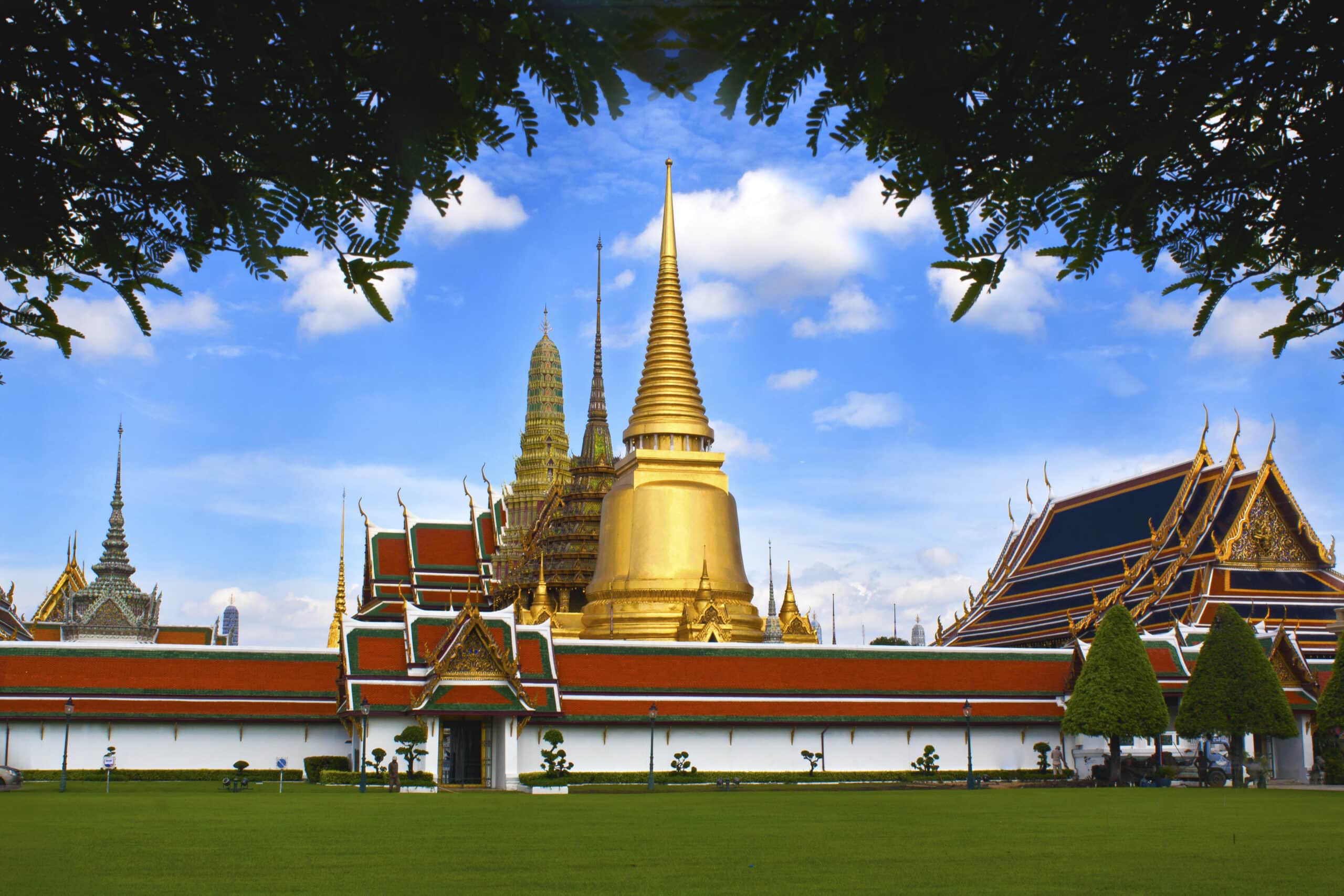 Goldene Tempelarchitektur in Bangkok auf einer Thailand-Rundreise