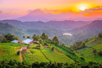 Sonnenuntergang über einer Berglandschaft in Uganda