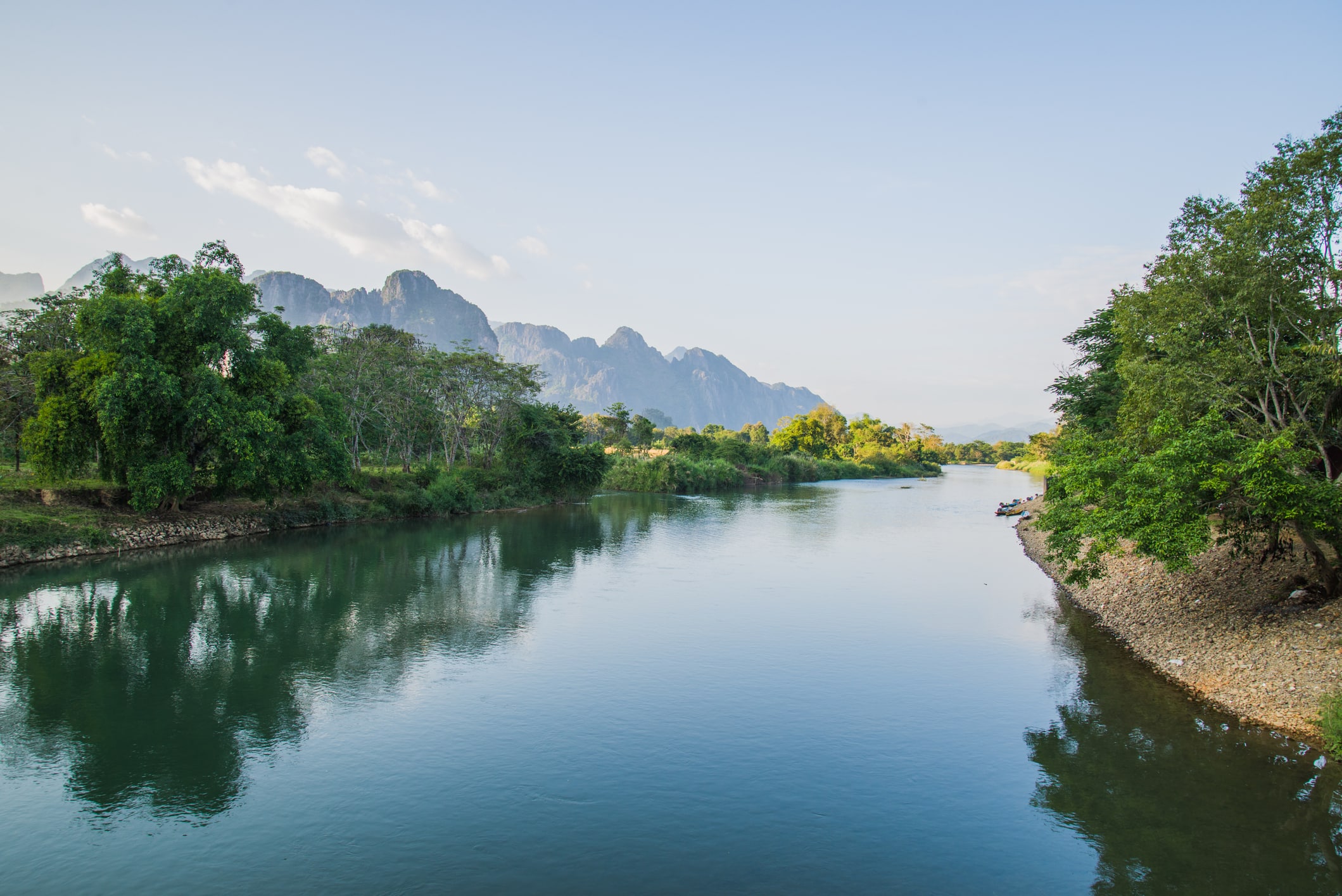 Nam-Song-Fluss und Karstlandschaft bei Vang Vieng in Laos