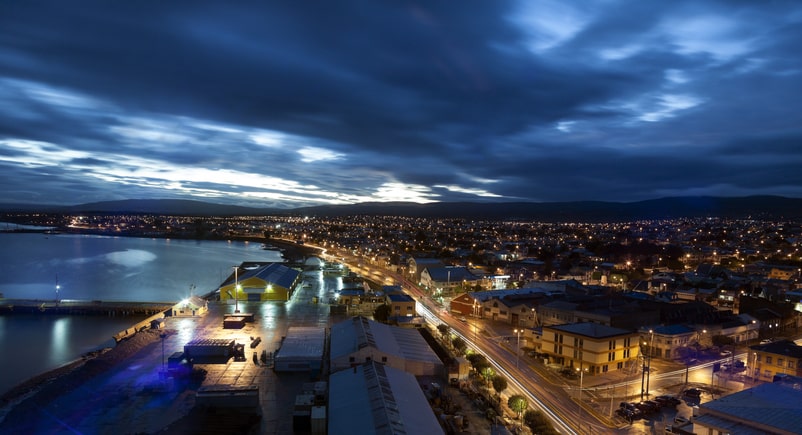 Punta Arenas bei Nacht an der Magellanstraße in Chile