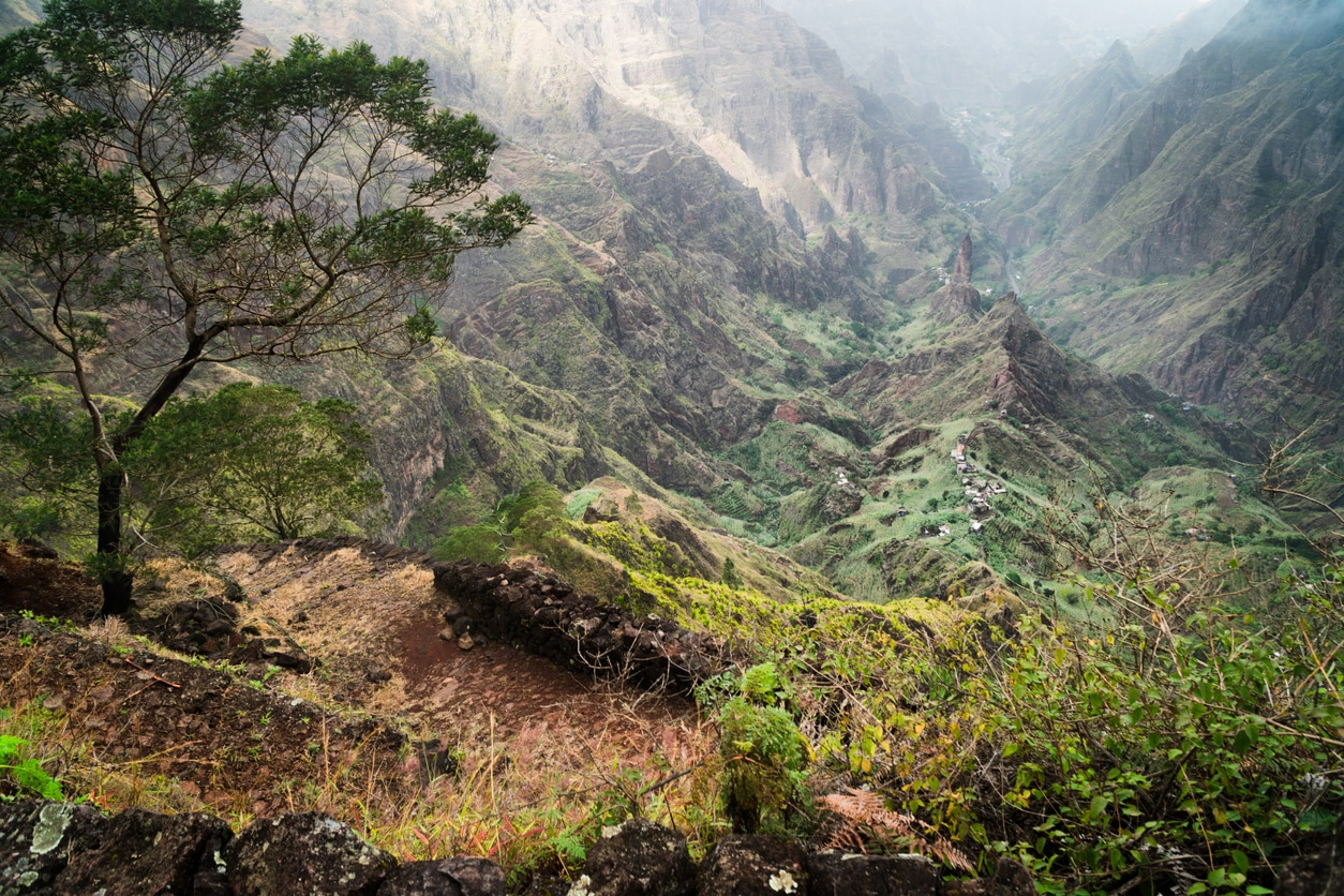Wanderweg durch die grüne Berglandschaft von Santo Antao
