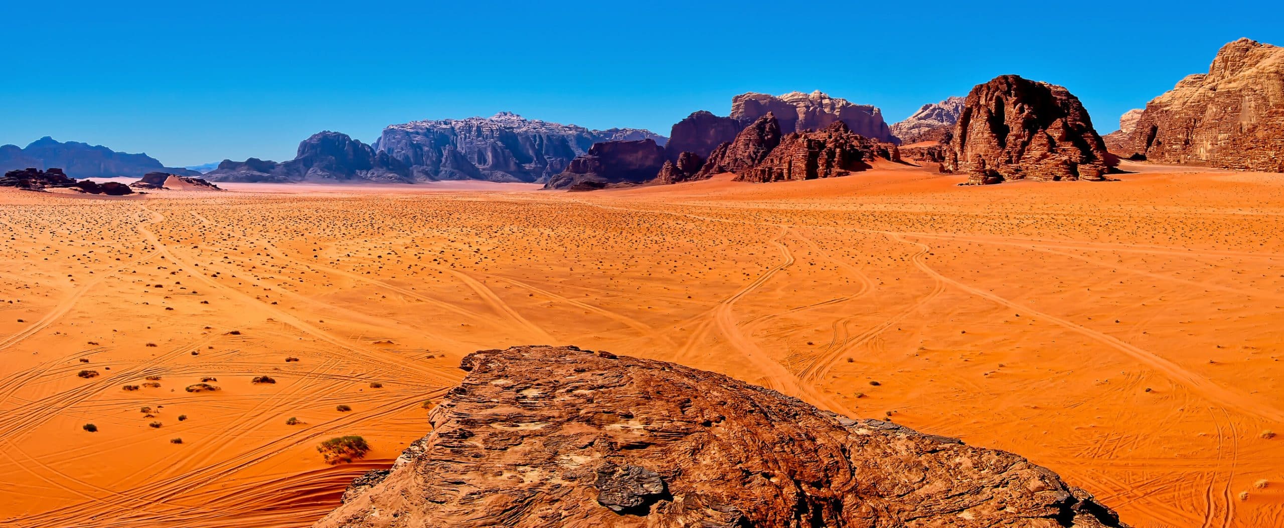 Felsformationen und Weite im Wadi Rum