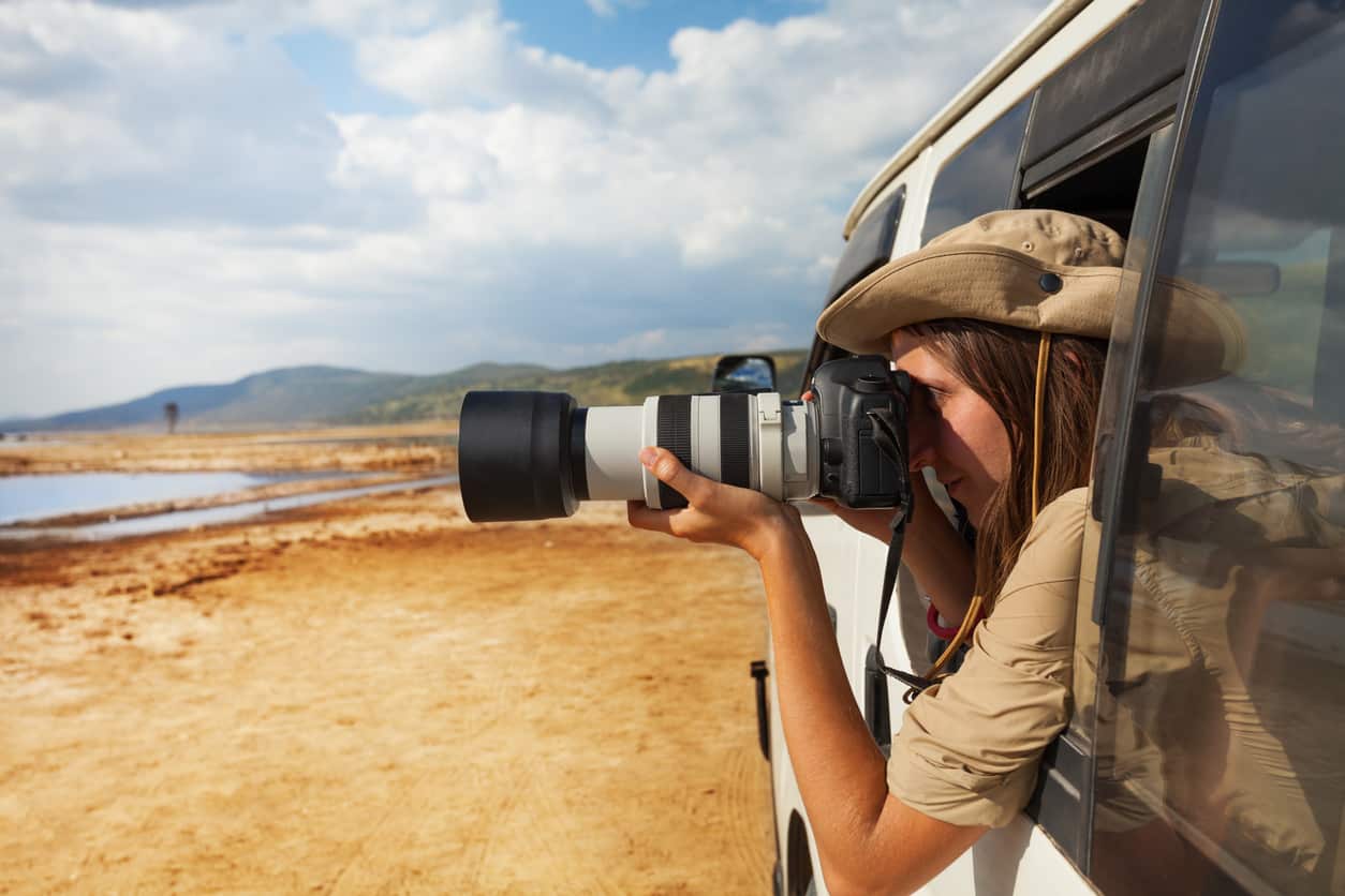 Reisende fotografiert Wildtiere in der Masai Mara mit Teleobjektiv