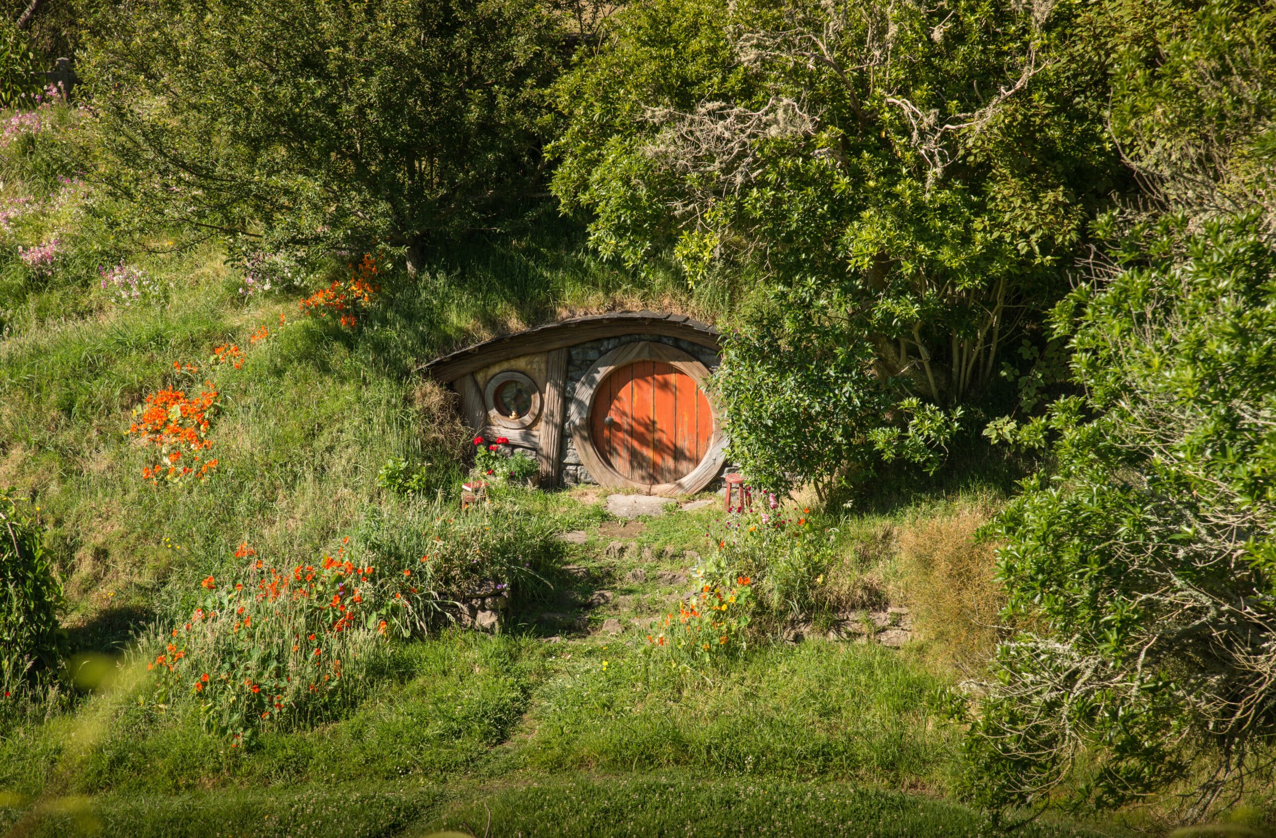 Hobbit-Höhle im Hobbiton Movie Set bei Matamata in Neuseeland