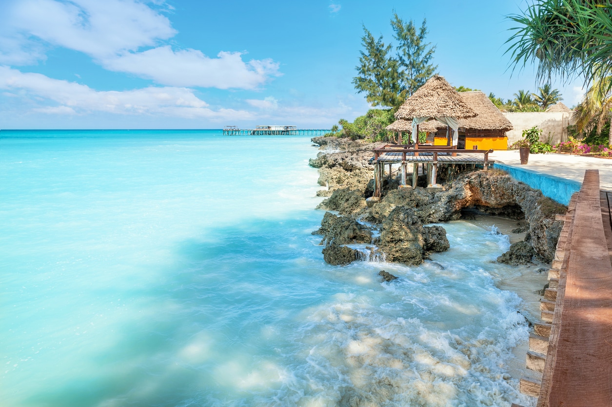 Strand und Küstenunterkunft auf Sansibar im Indischen Ozean