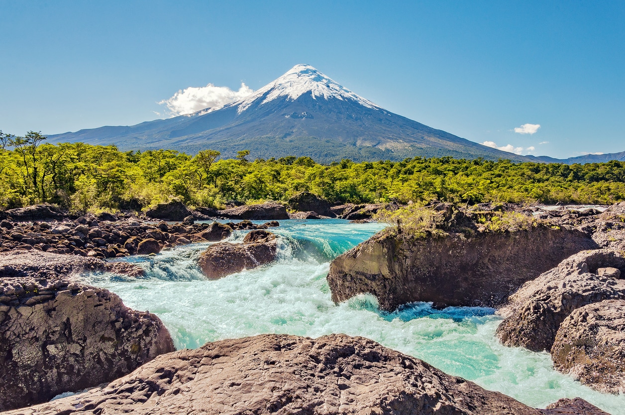 Petrohue falls und osorno vulkan suedpatagonien chile