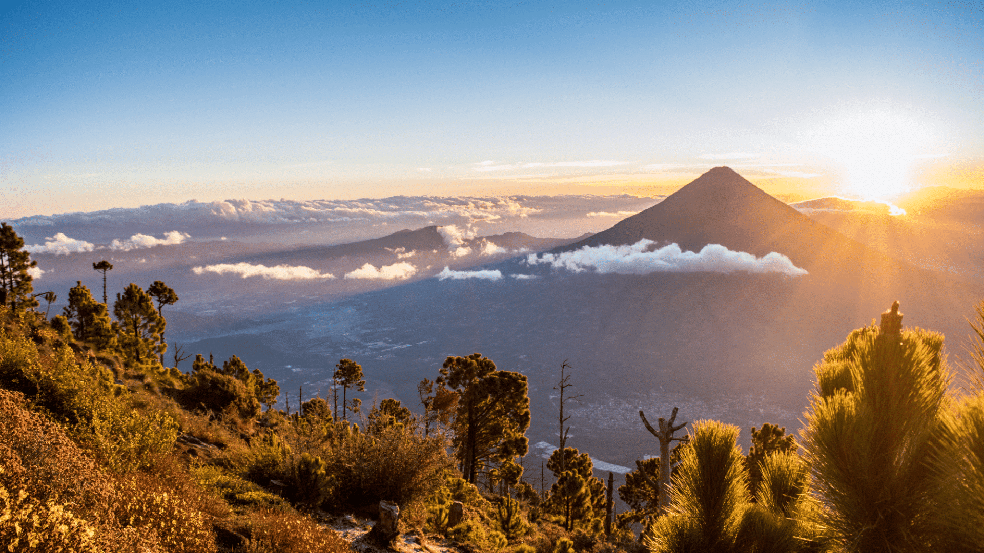 Vulkanlandschaft in Guatemala bei Sonnenuntergang
