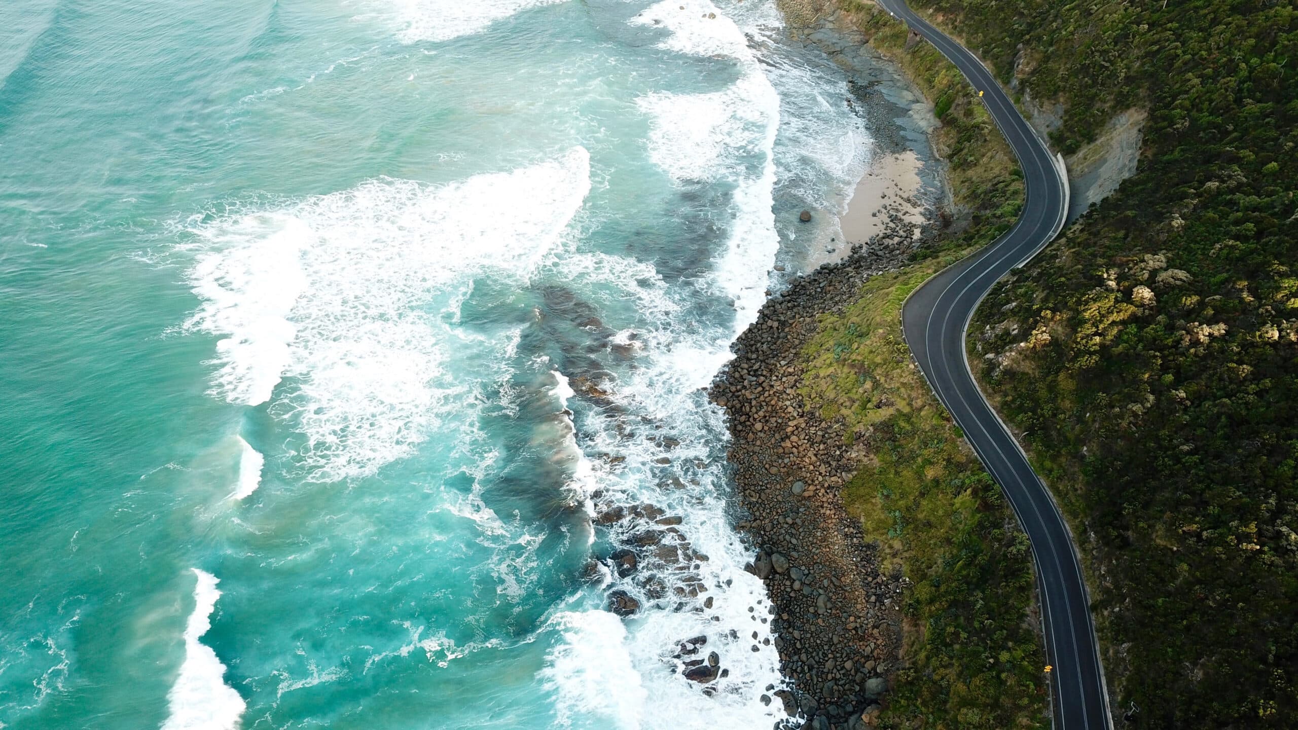 Küstenstraße und Felsformationen an der Great Ocean Road in Australien