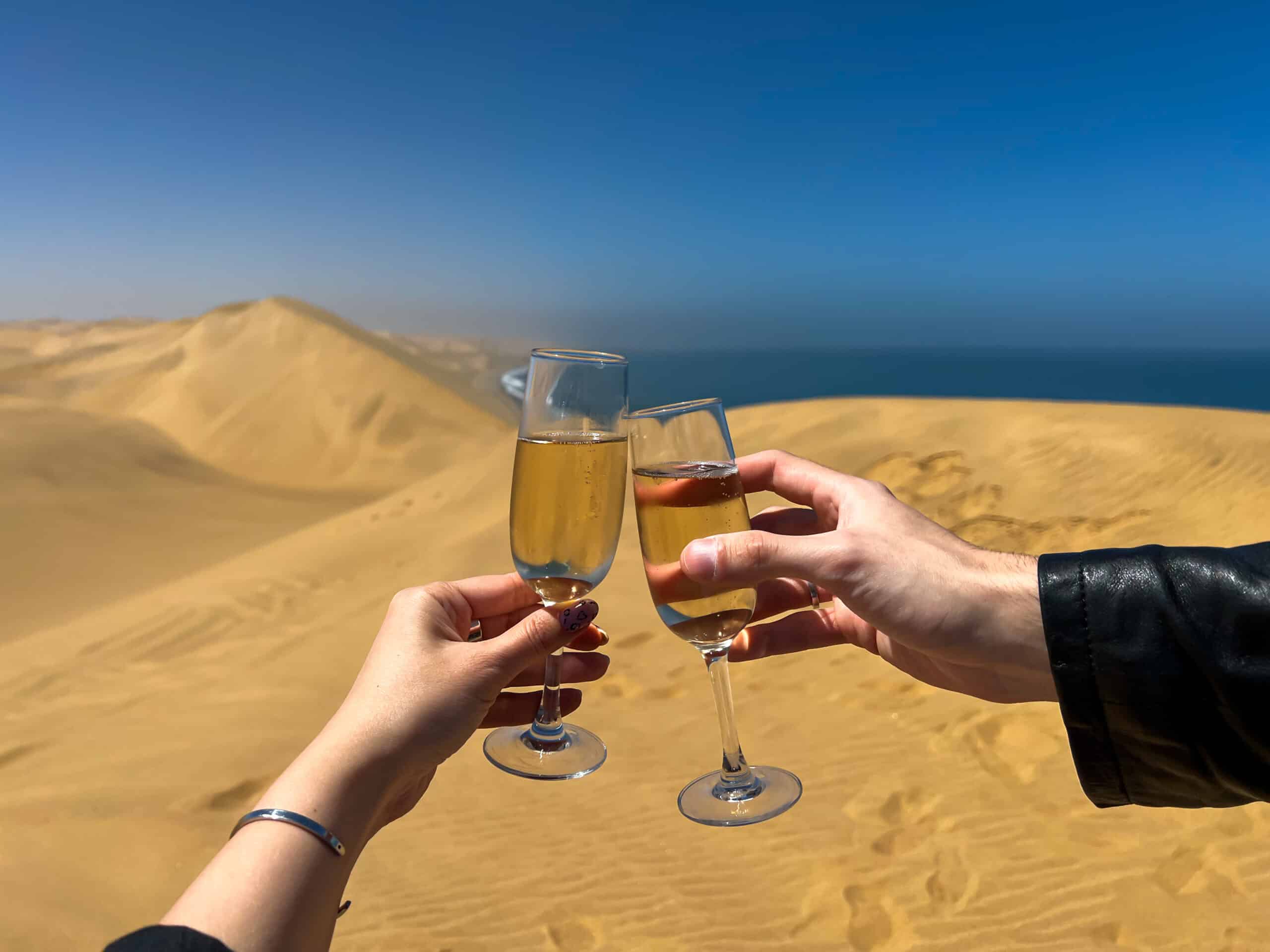 Anstoßen nach der Hochzeit in Namibia