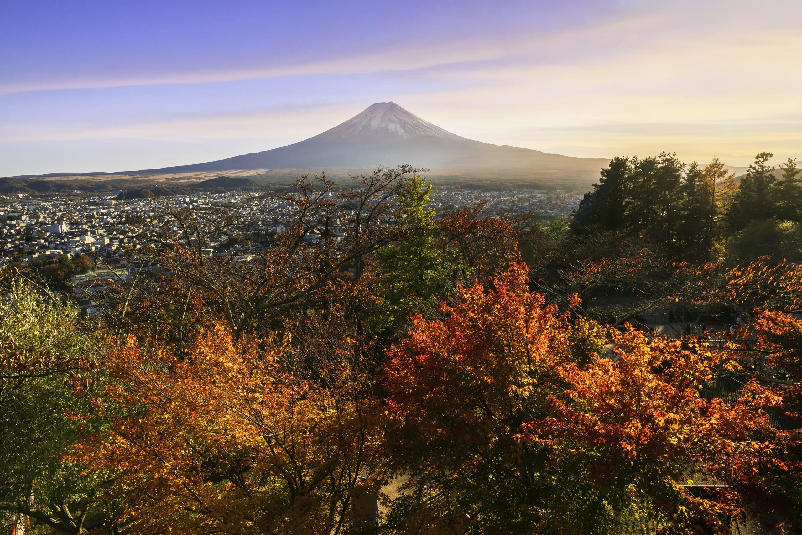 Chureito-Pagode und Mount Fuji im Herbst in Japan