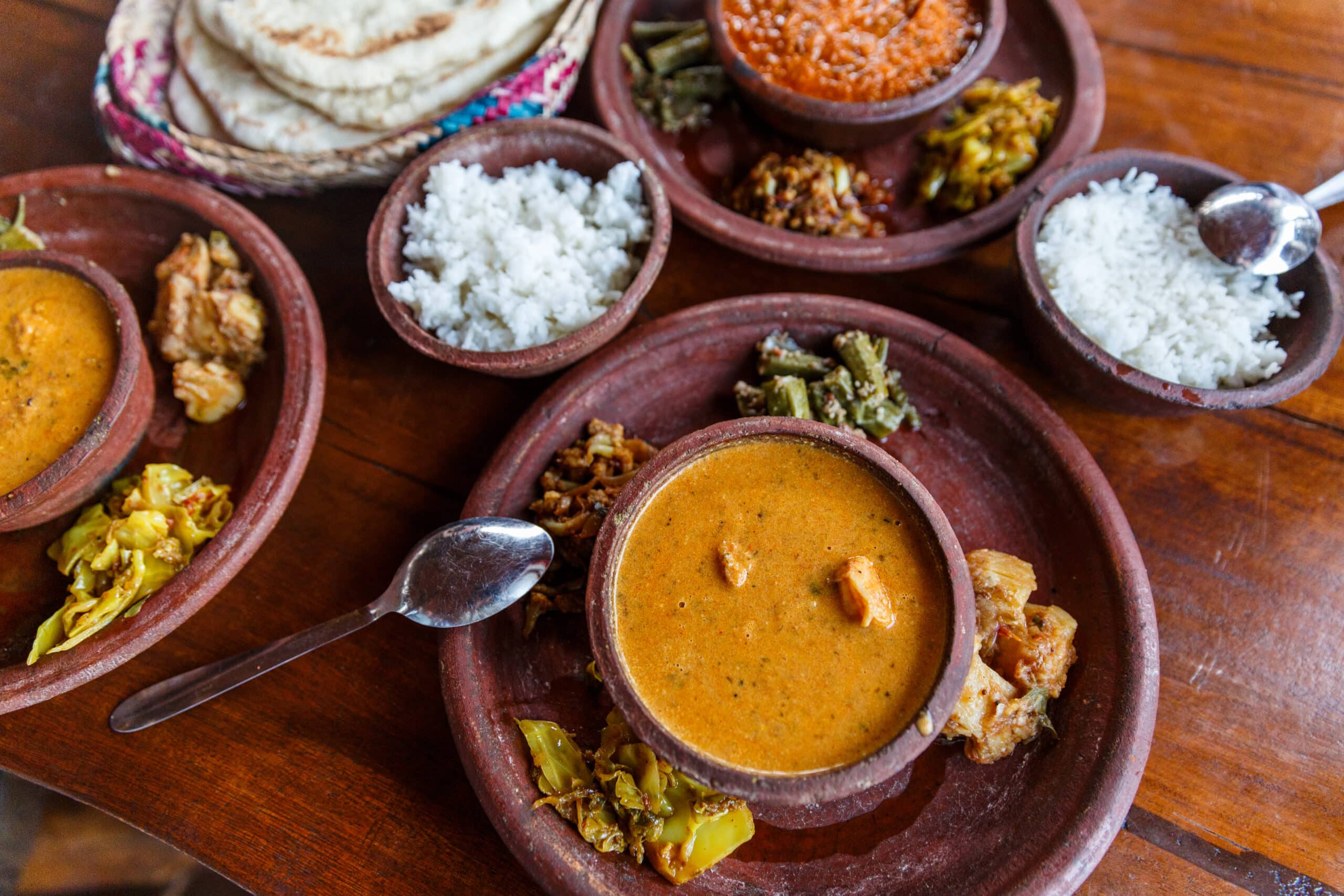 Traditionelle Gerichte auf einer kulinarischen Sri-Lanka-Reise