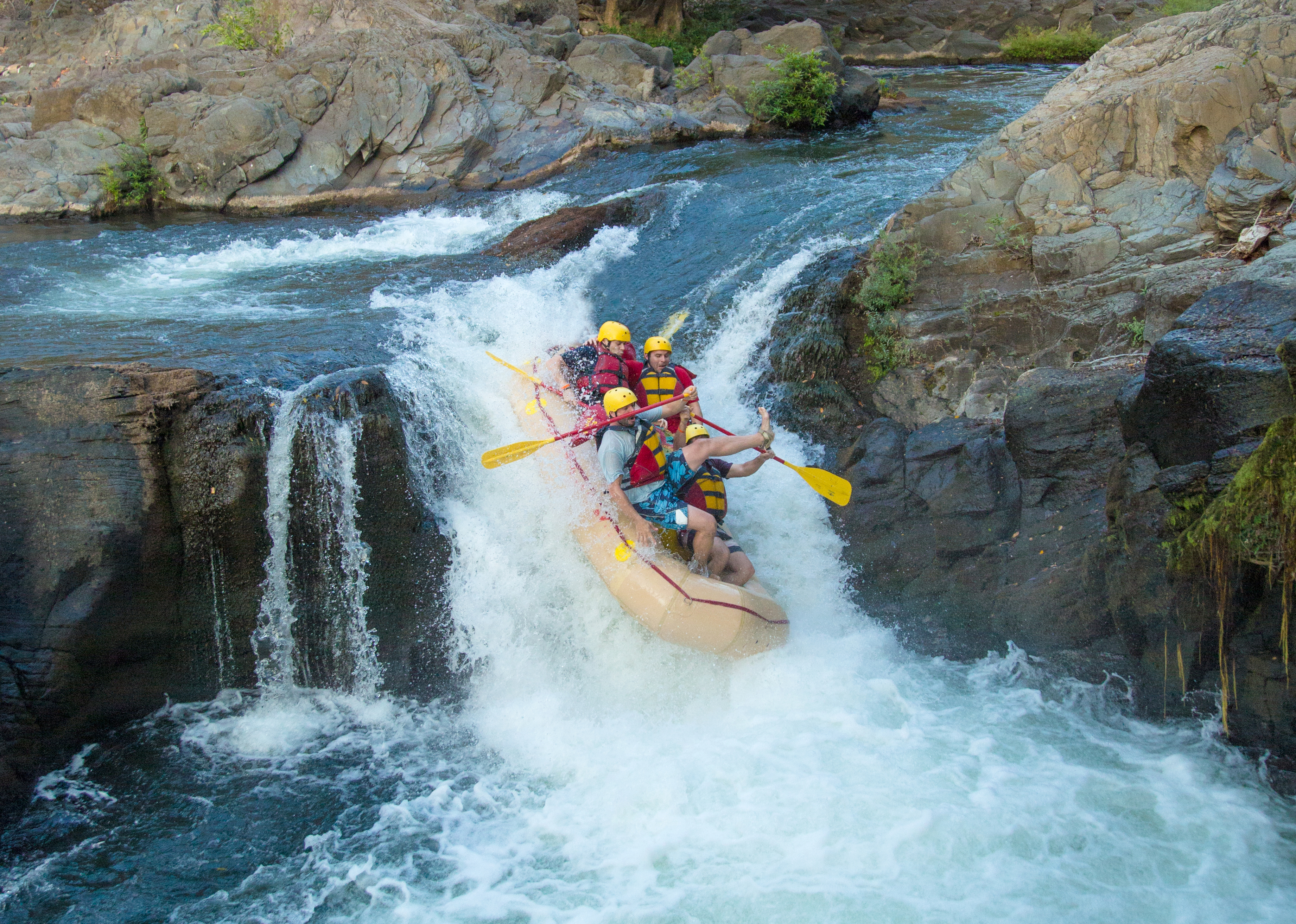 Gruppe im Raftingboot beim Rafting in Costa Rica