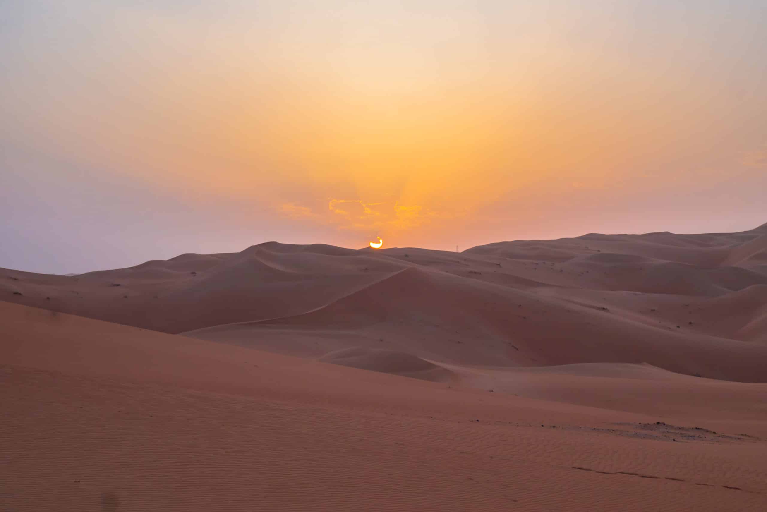 Heißluftballon über der Wüstenlandschaft im Oman