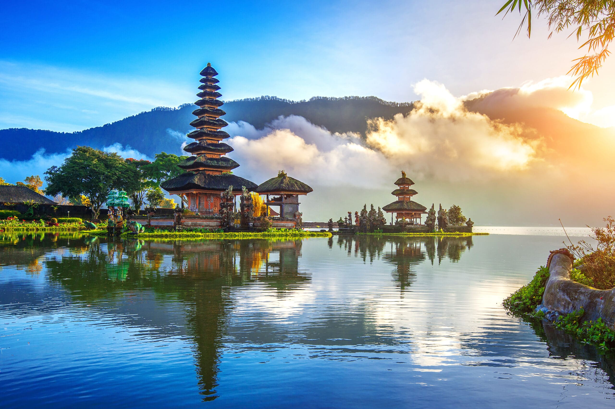Tempel und tropische Landschaft in Indonesien
