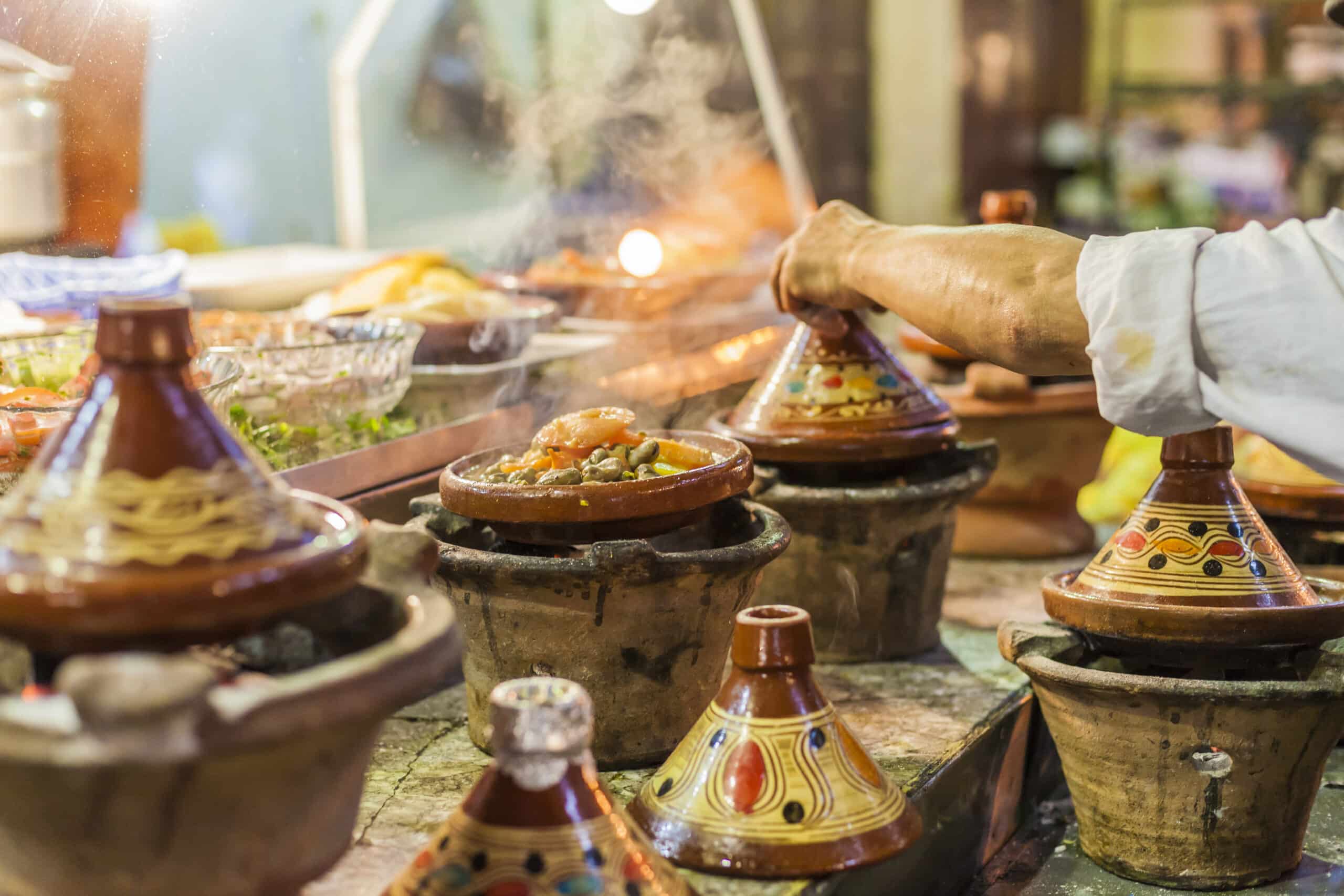 Marokkanische Küche mit Tajine auf einer Rundreise
