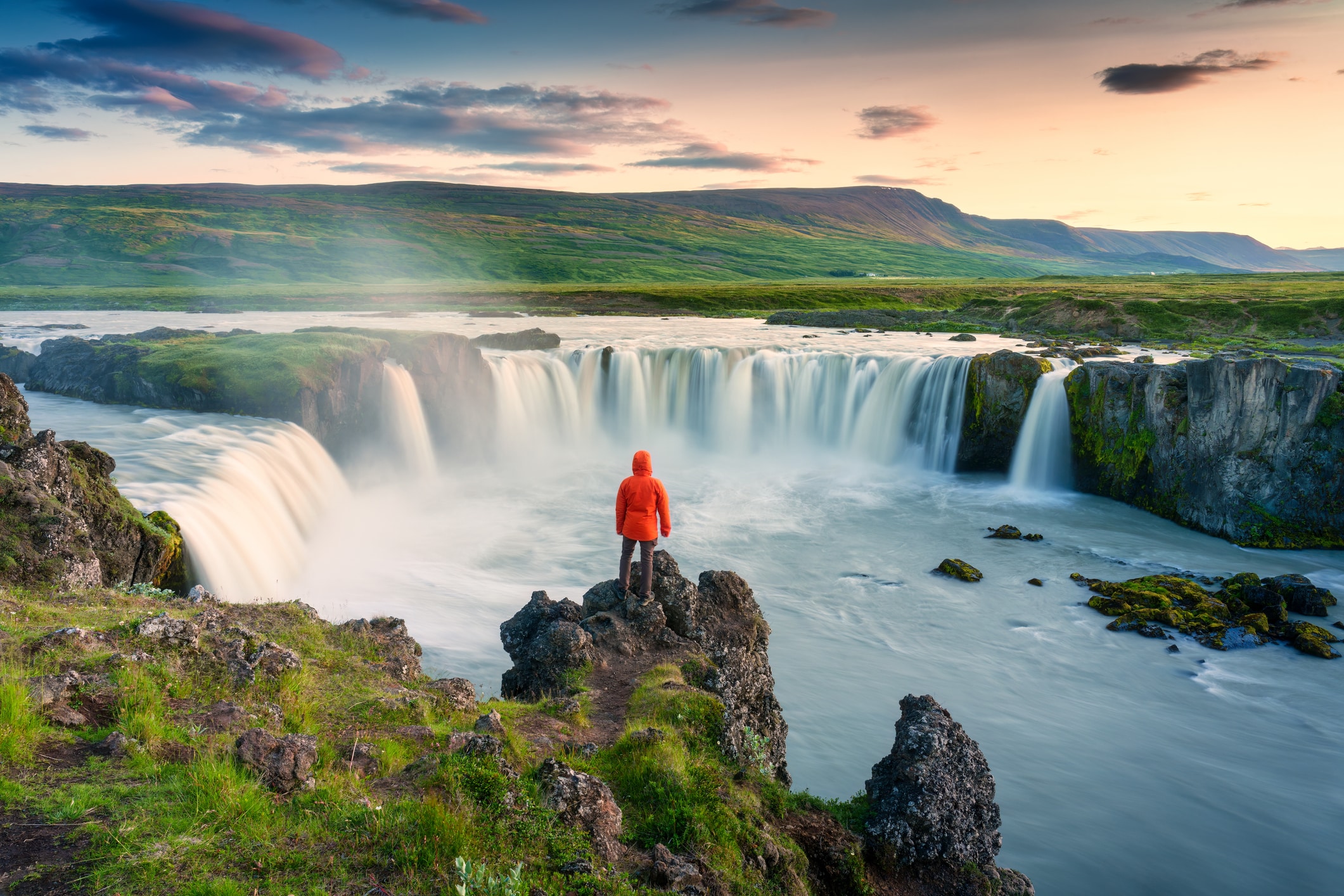Wasserfall und weite Landschaft auf Island