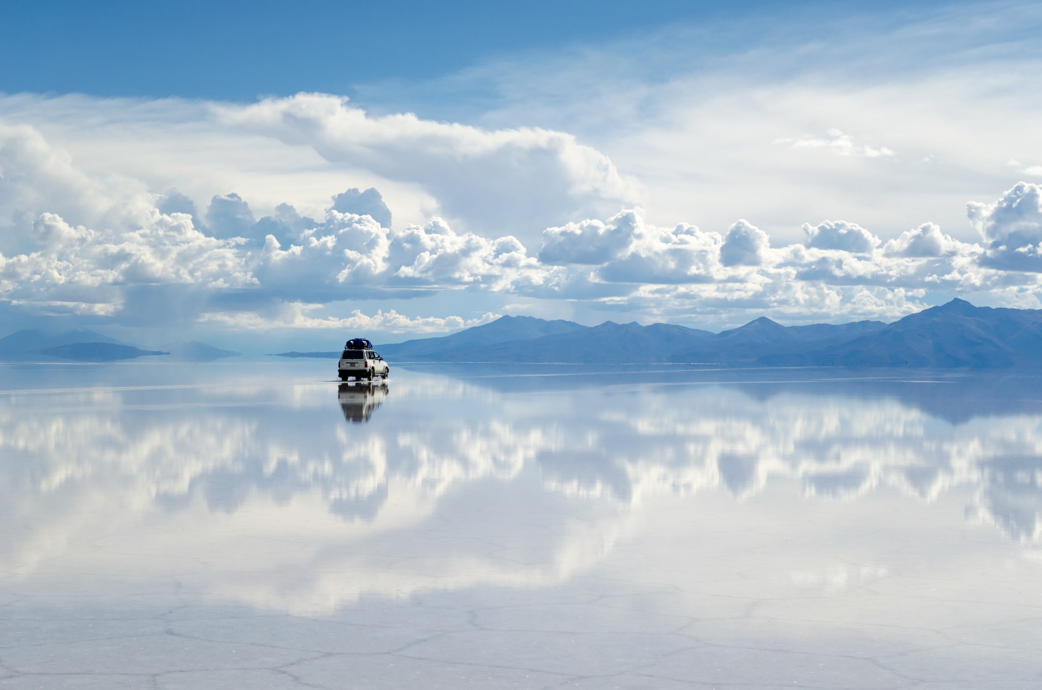 Weite Salzfläche des Salar de Uyuni im bolivianischen Altiplano