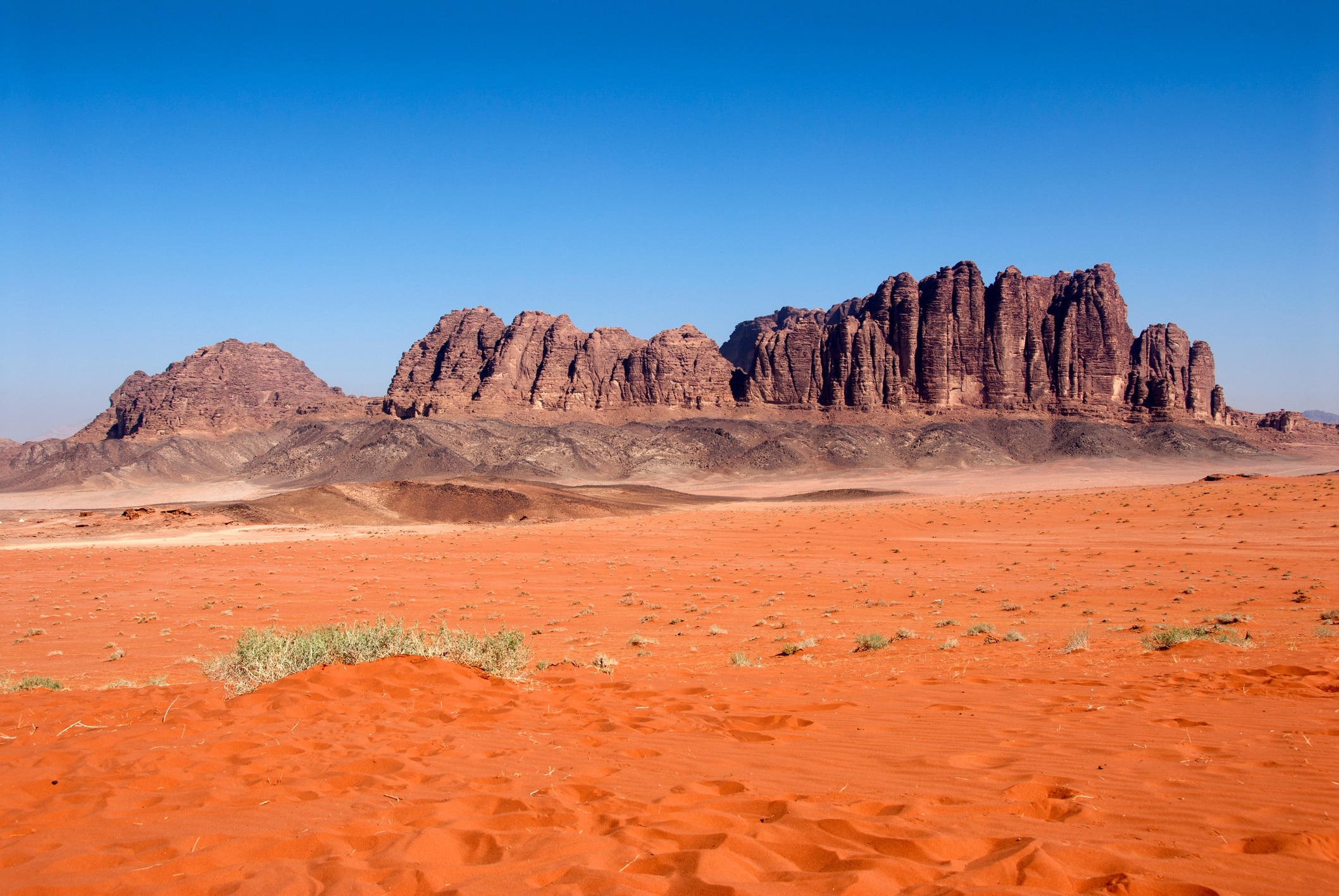 Rote Felslandschaft und Wüste im Wadi Rum in Jordanien