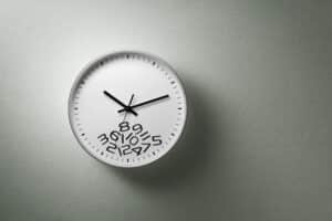 Uhr mit Zahlen die runterfallen