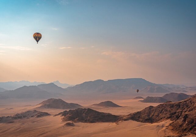 Heißluftballons über der Namib-Wüste in Namibia