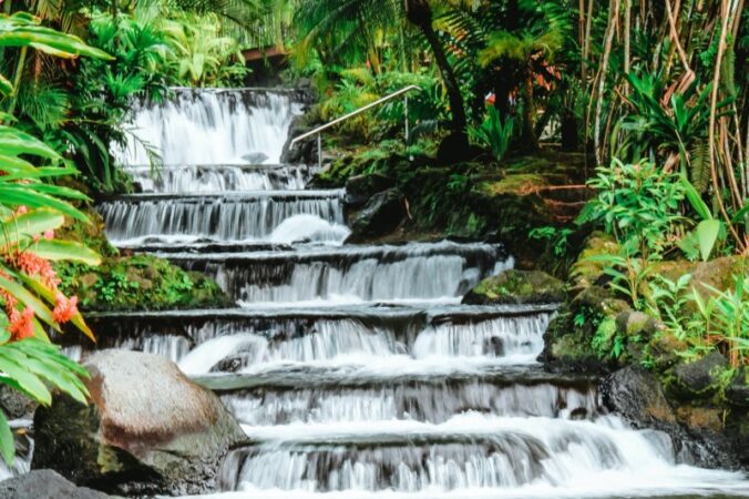 Heiße Quellen im tropischen Grün von La Fortuna in Costa Rica