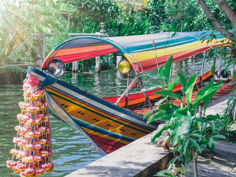 Longtail-Boot auf dem Fluss in Bangkok