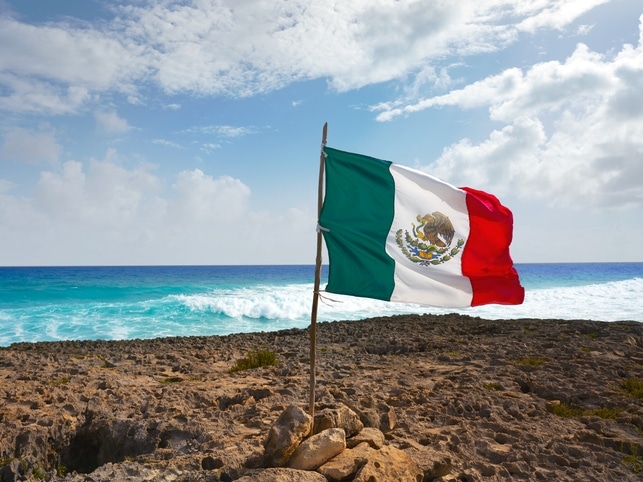 Mexikanische Flagge an Küste