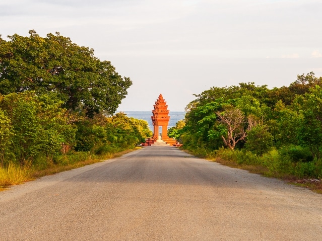 Monument & Straße - Kep - Kambodscha