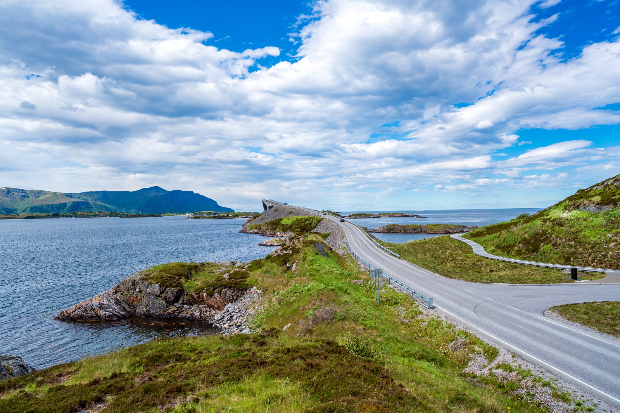 Die Atlantikstraße in Norwegen führt über Brücken zwischen kleinen Inseln