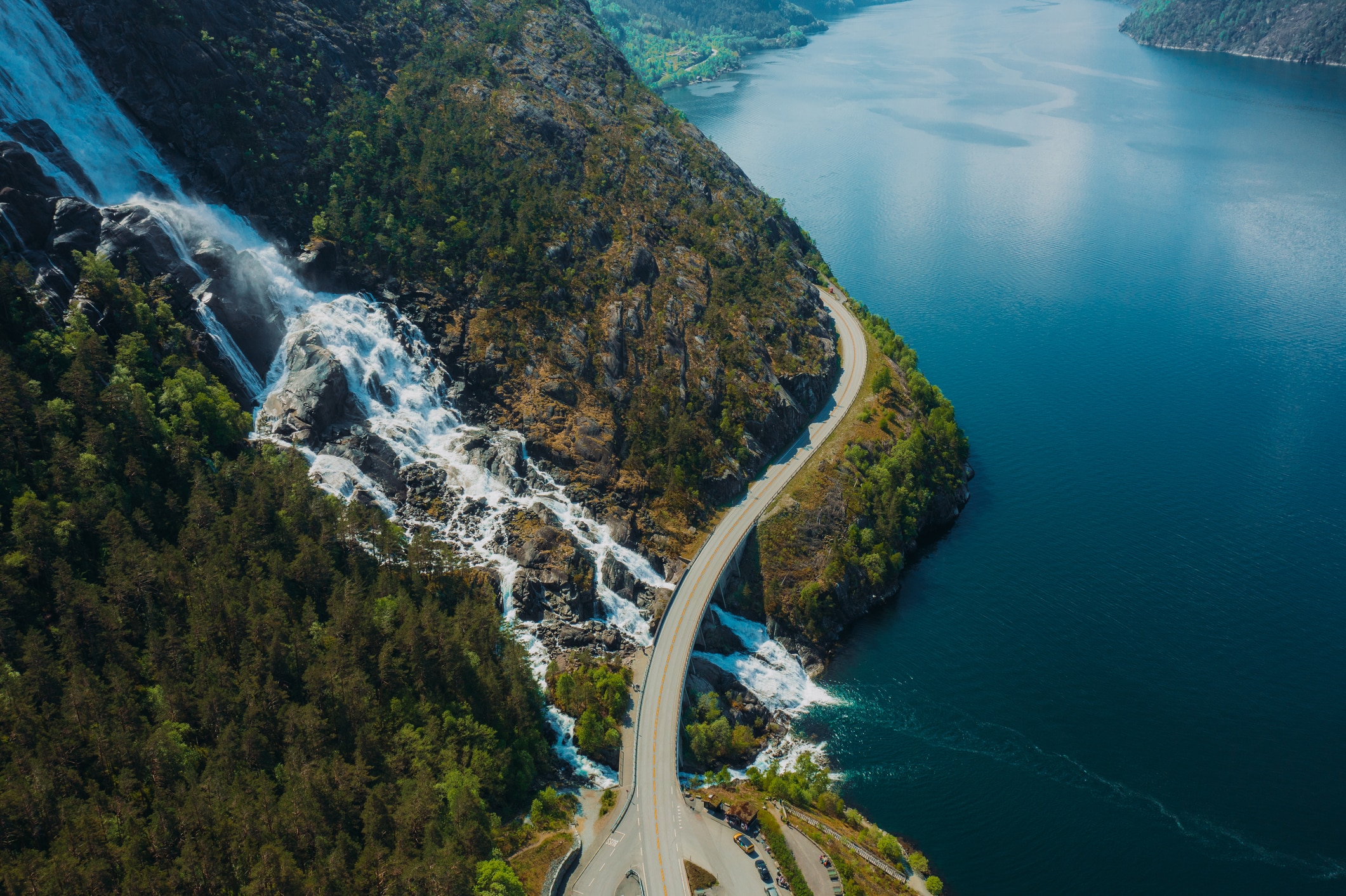 Straße am Hardangerfjord mit Bergen und Wasser