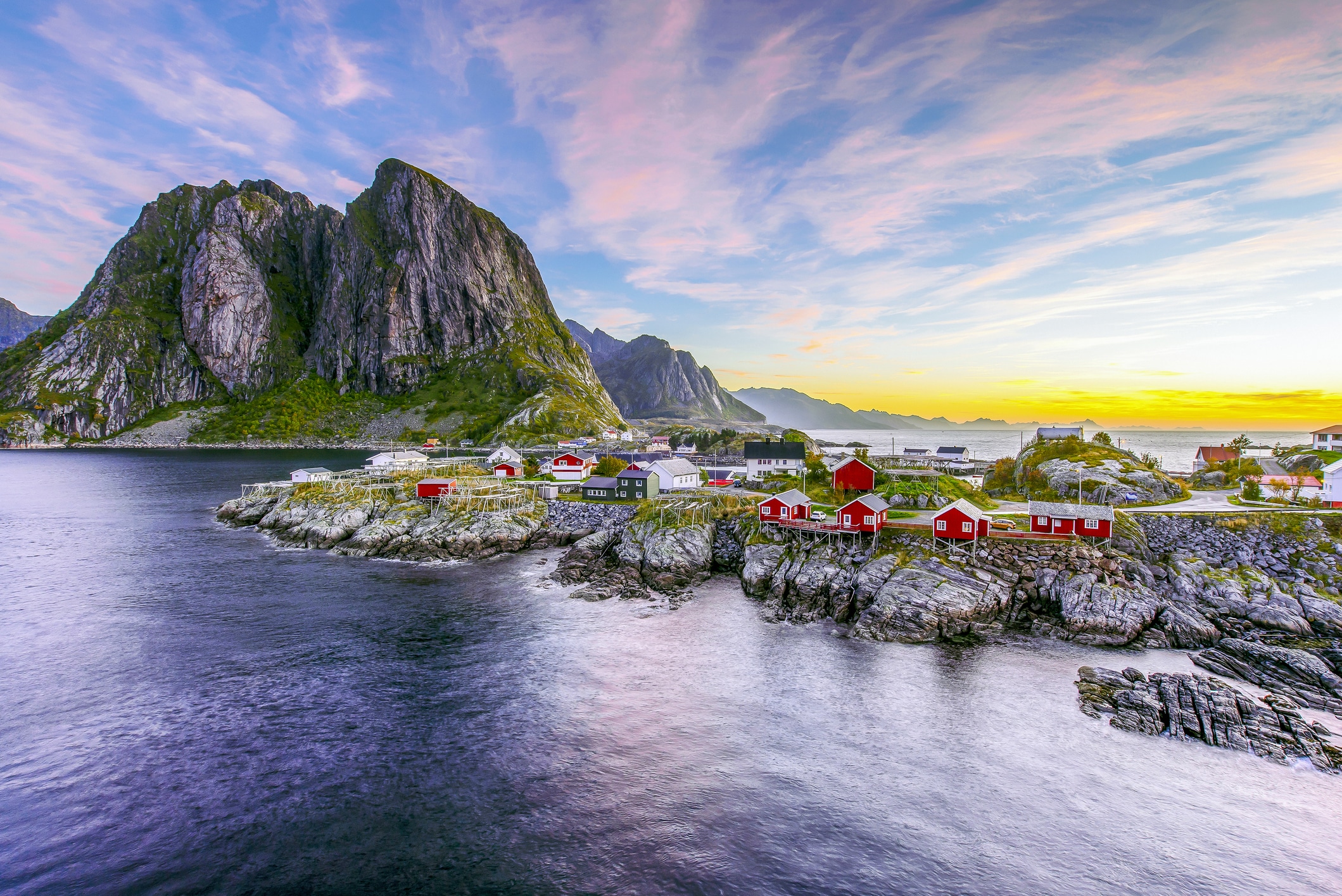 Straße durch die Berg- und Küstenlandschaft der Lofoten