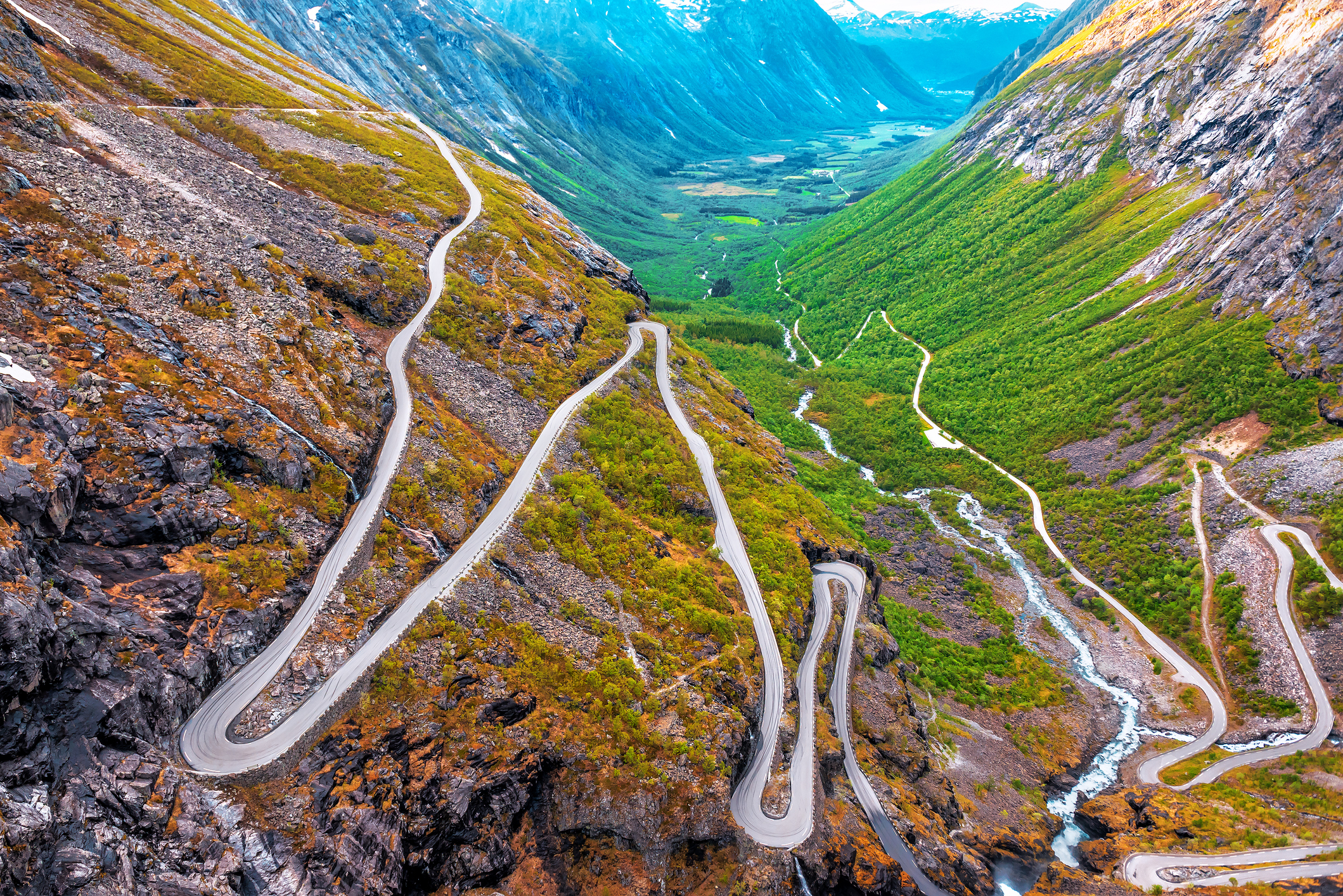 Serpentinen des Trollstigen in der norwegischen Berglandschaft