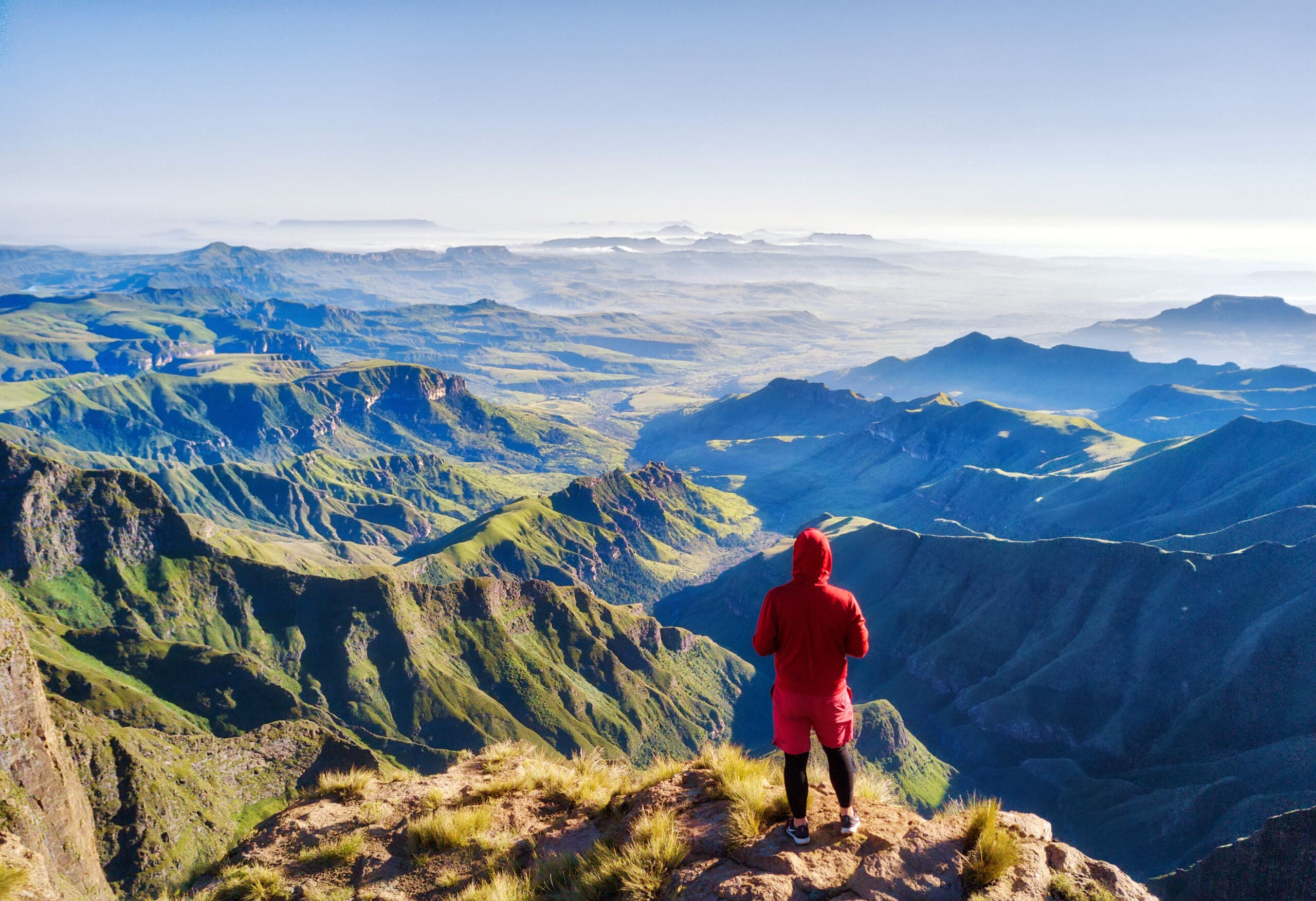Wanderer in einer weiten afrikanischen Berglandschaft