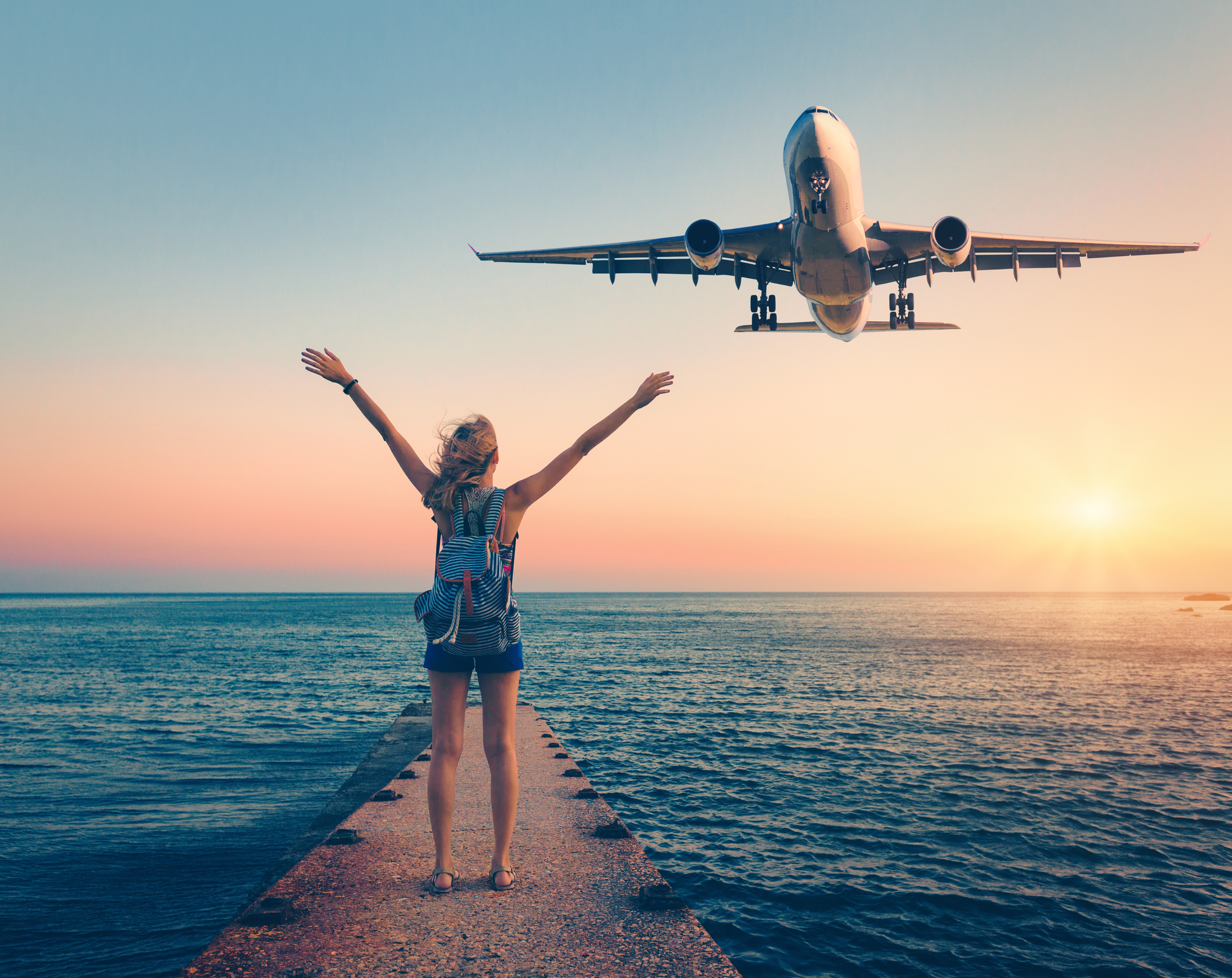 Flugzeug auf der Startbahn bei Sonnenuntergang – Fernreise frühzeitig planen