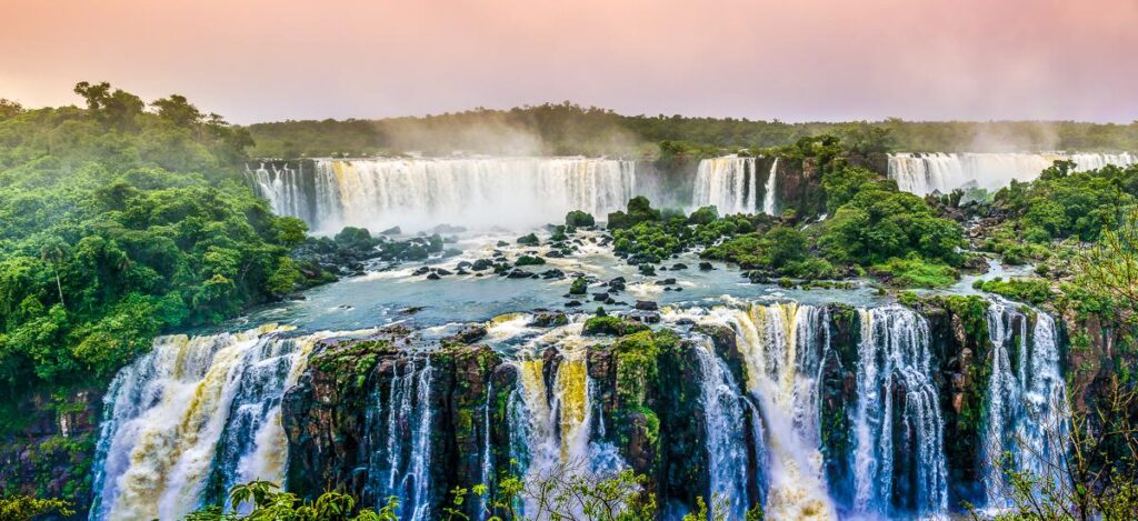 Panorama der Iguaçu-Wasserfälle