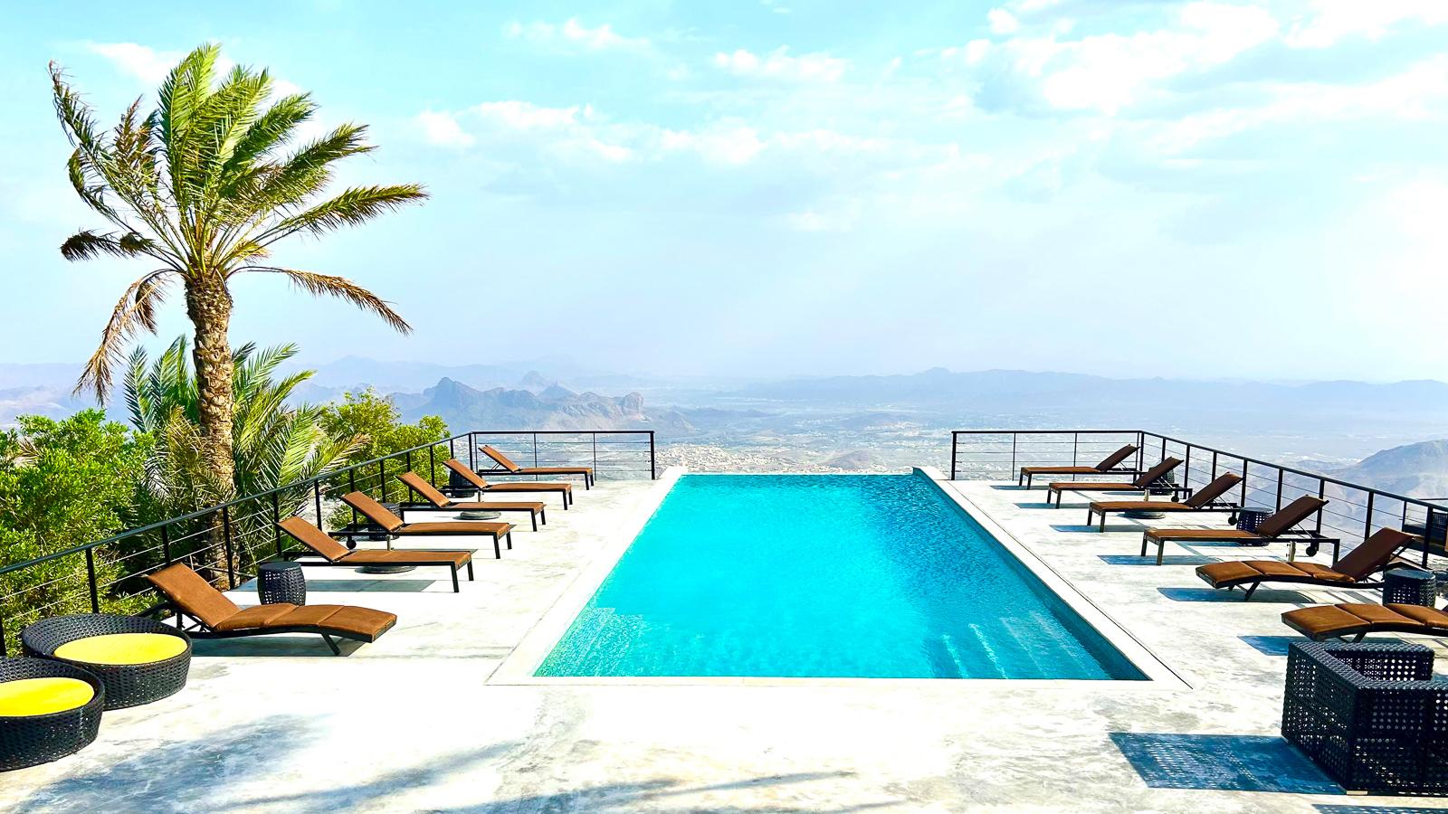 The View: Swimmingpool bei Tag