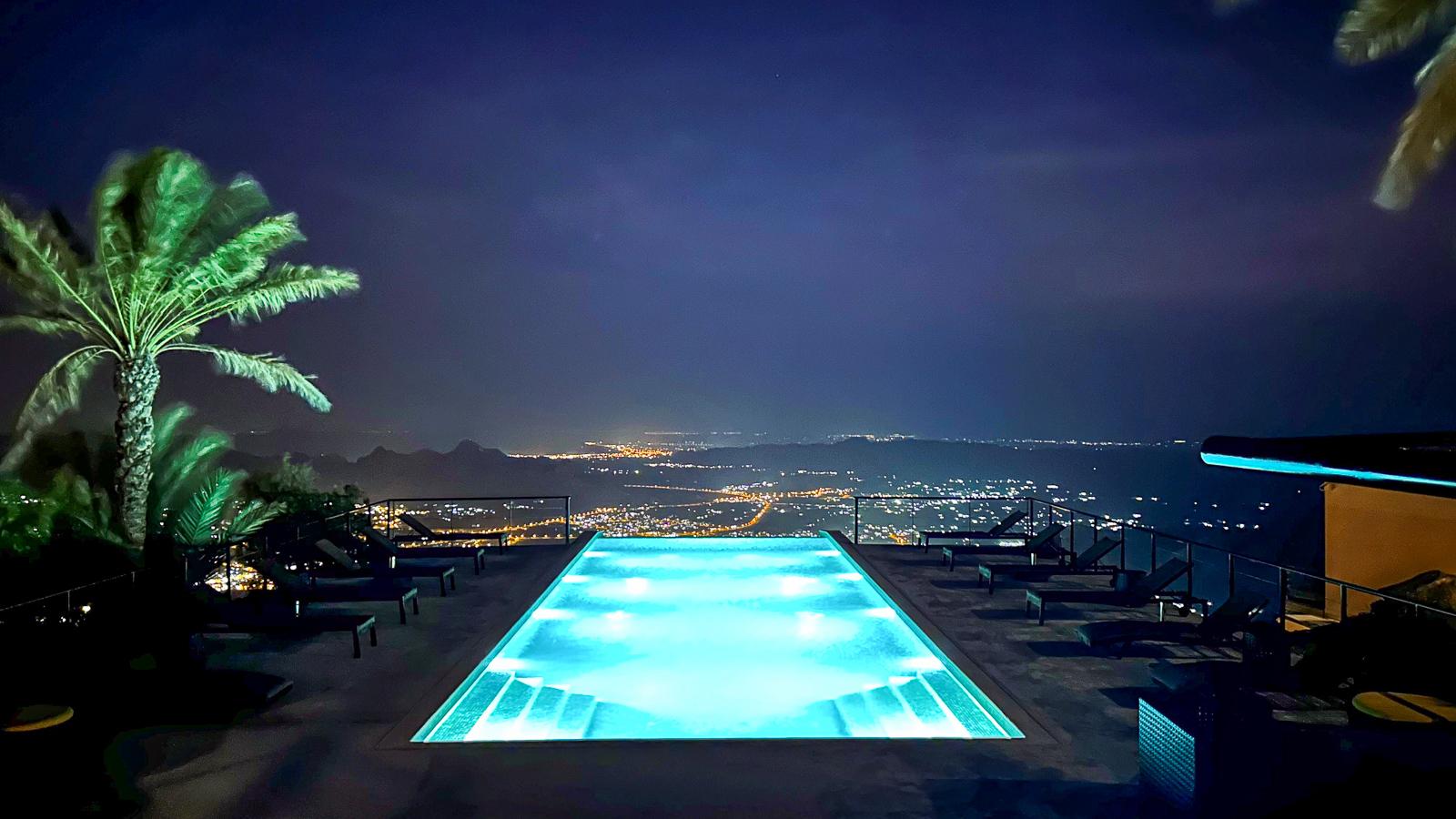 The View: Swimmingpool bei Nacht